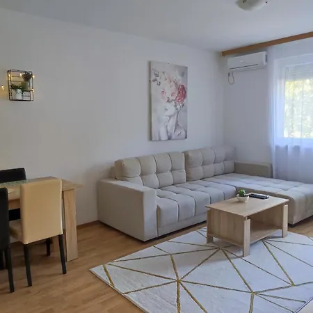 Alacaster Apartment With Private Parking Novi Sad Exterior photo