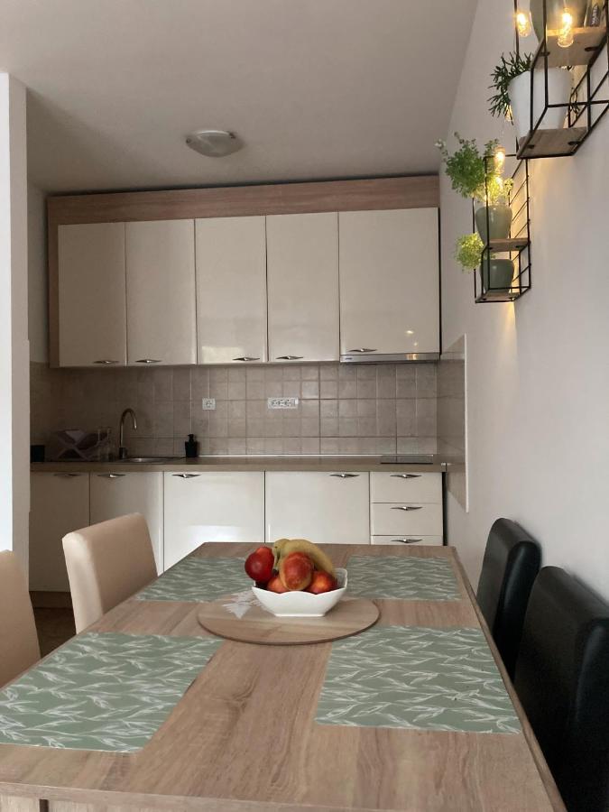 Alacaster With Private Parking Novi Sad