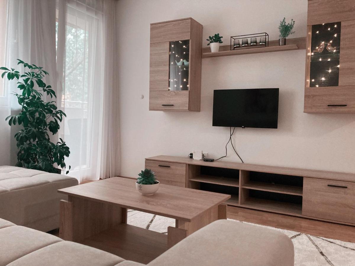 Alacaster With Private Parking Apartment Novi Sad