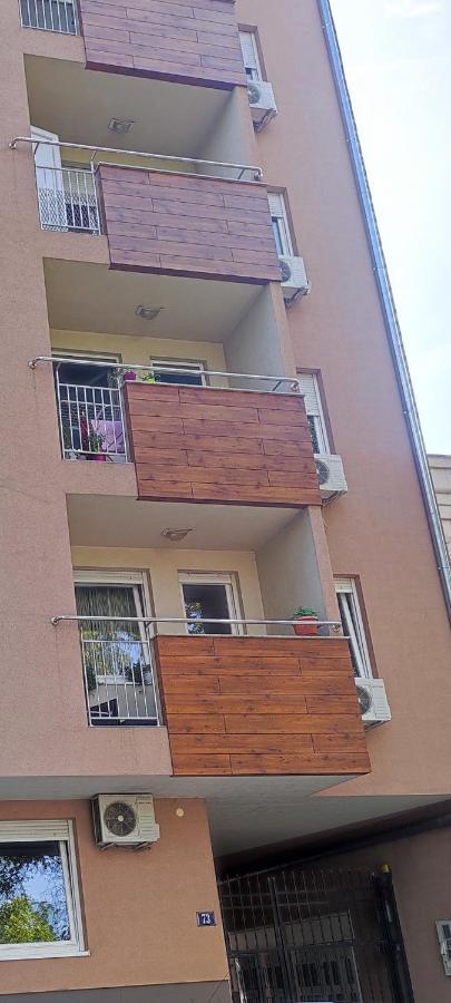 Alacaster With Private Parking Apartment Novi Sad