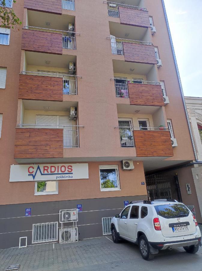 Alacaster With Private Parking Apartment Novi Sad