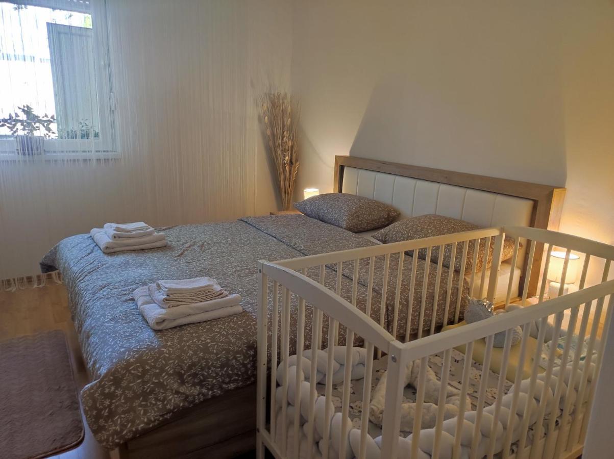 Alacaster With Private Parking Apartment Novi Sad