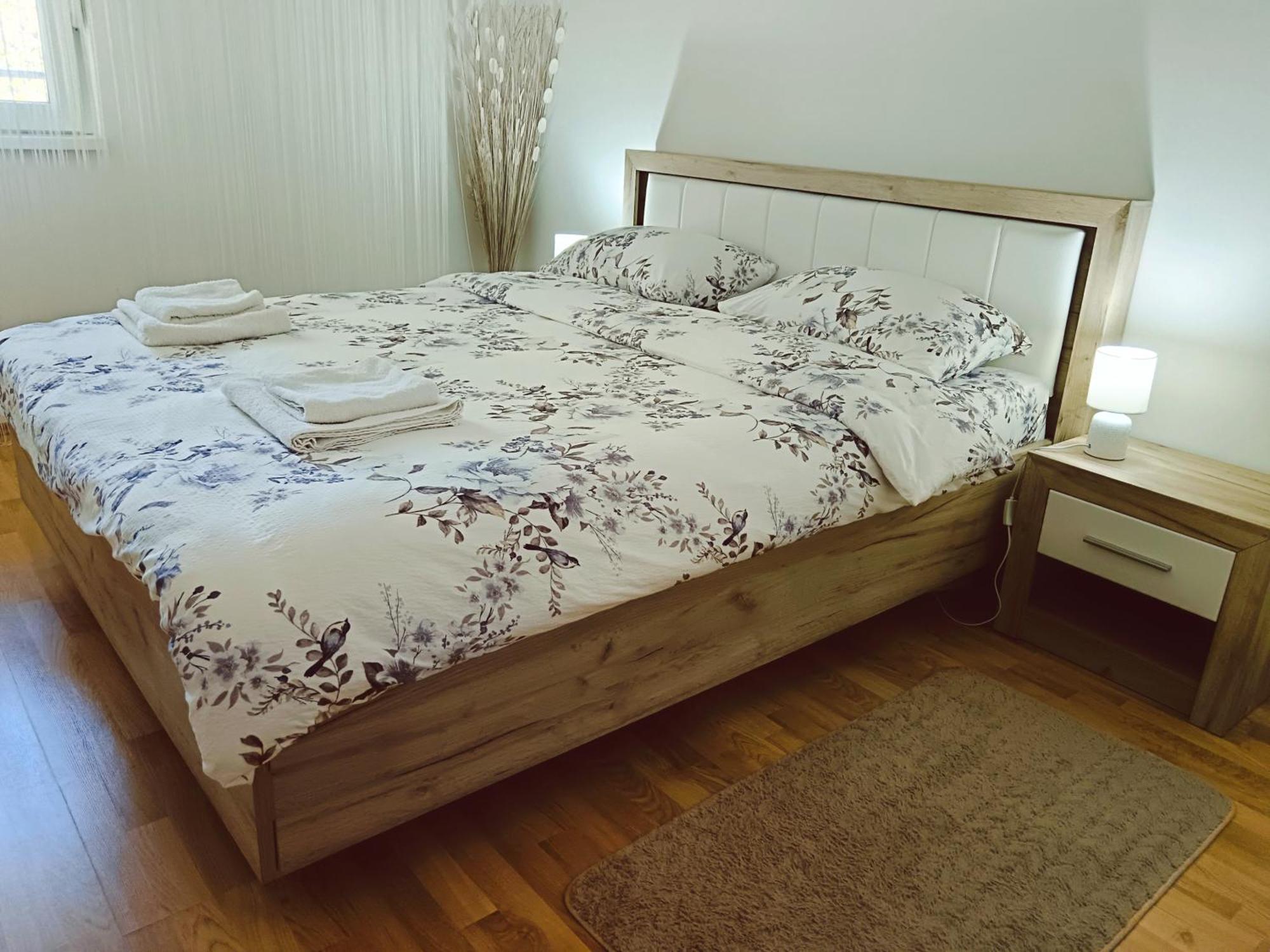 Alacaster With Private Parking Novi Sad