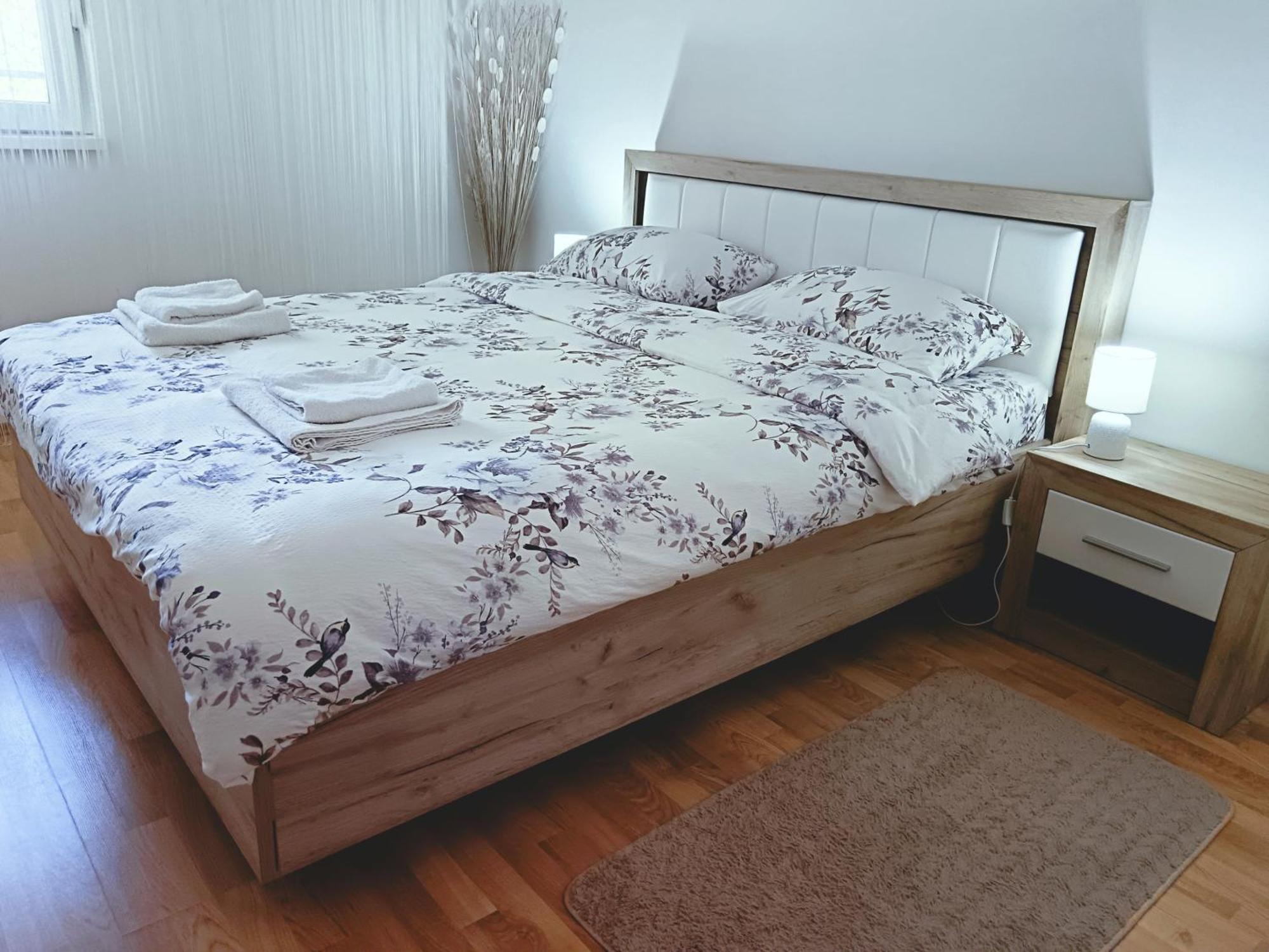 Alacaster With Private Parking Novi Sad